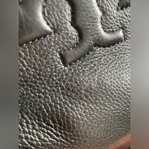 Tory Burch- Black Leather Handbag with gold hardware and tassels embossed logo - Picture 5 of 17